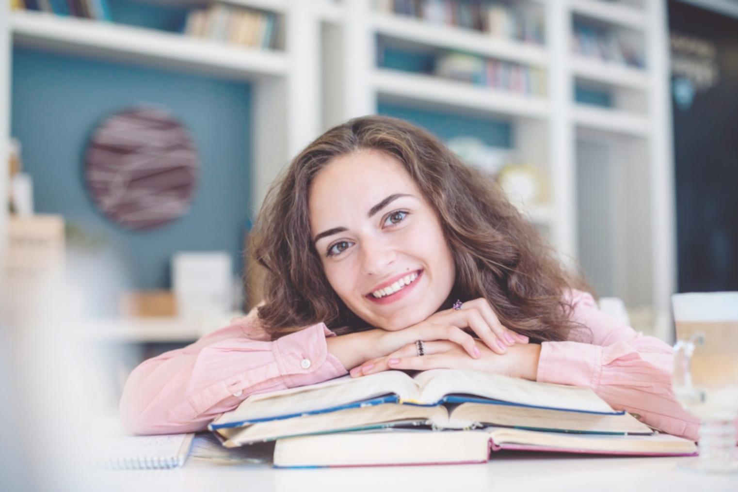 Estudiantes internacionales colaborando en análisis financiero global